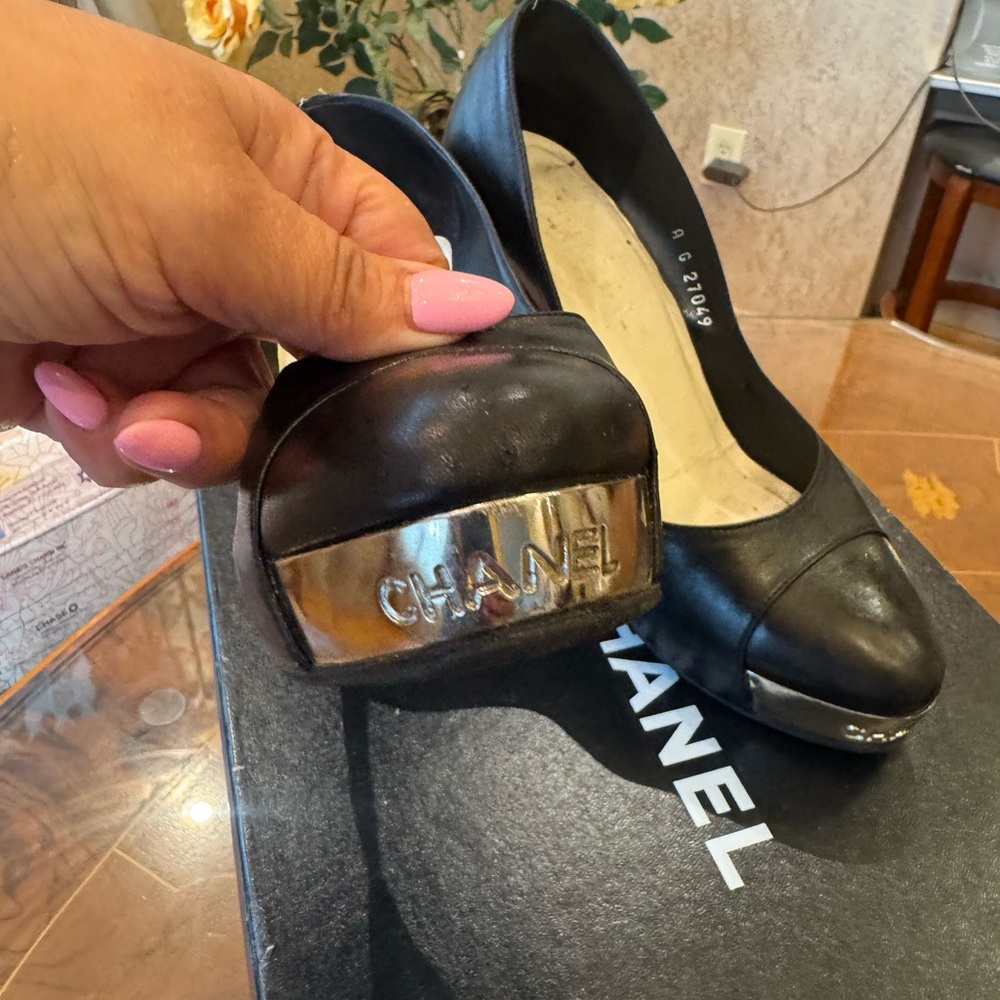 Authentic CHANEL leather logo metal plate platform pump
EU 39.5 USA Sz 9.5 - Picture 10 of 15